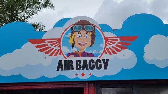 Photo de l'enseigne d'Air Baggy, une attraction pour les plus jeunes