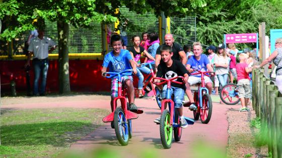 Photo de plusieurs enfants sur les Velos Excentriques, l'attraction historique du parc Bagatelle 