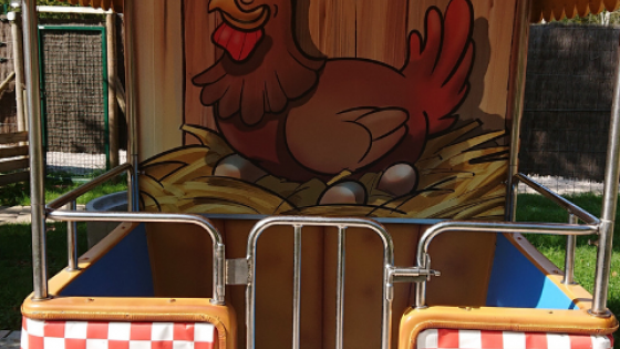 Zoom sur l'intérieur d'un des paniers de la Petite Roue sur le thème de la poule et des œufs
