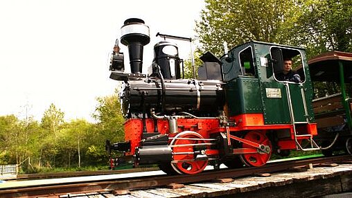 Photo de l'avant du Petit Train, le train qui fait le tour du parc Bagatelle