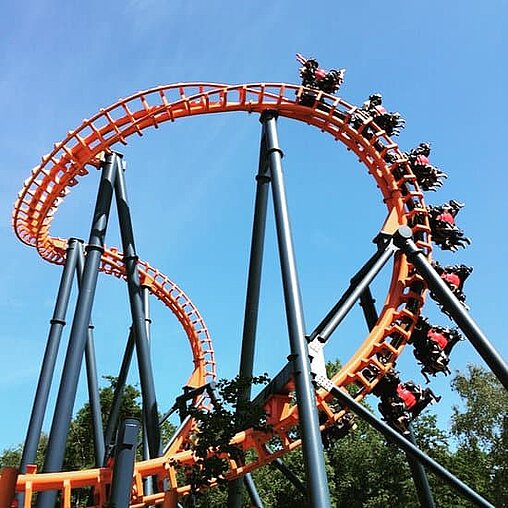 Photo de l'inversion du Triops, l'attraction à sensations fortes phare du parc Bagatelle