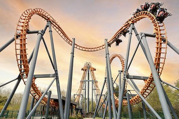 Photo du Triops au coucher de soleil, l'attraction à sensations fortes du parc Bagatelle
