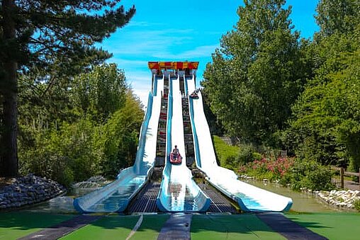 Photo des 3 toboggans du Rapido, une attraction iconique du parc Bagatelle