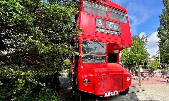 Photo du point de restauration 'Le Bus' pour illustrer le texte 'comment venir au parc Bagatelle en bus?'