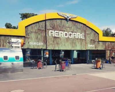 Photo de la façade de l'Aérogare, le point de restauration rapide du parc Bagatelle