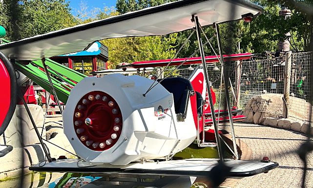 Zoom sur l'un des avions d'Air Baggy, une attraction pour les plus jeunes au parc Bagatelle