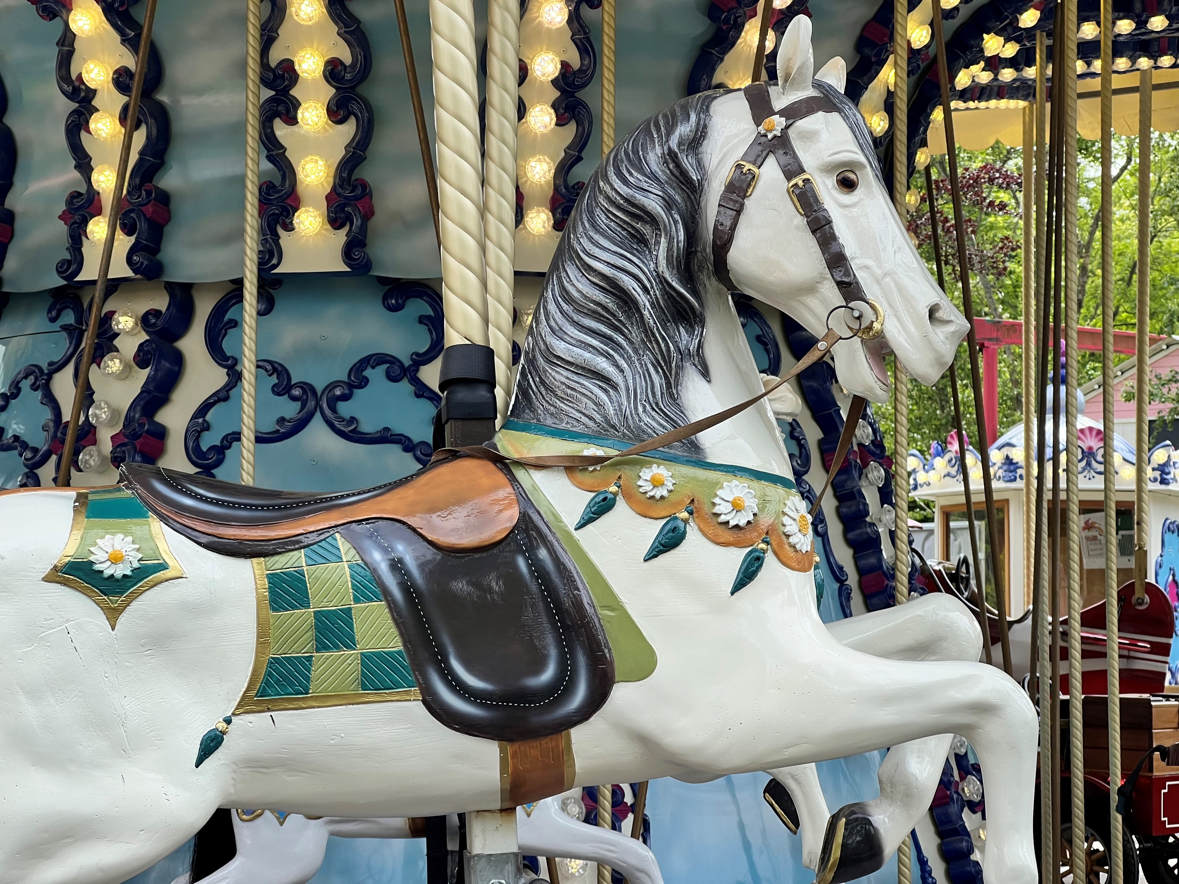 Zoom sur l'un de chevaux du Carrousel, l'indispensable attraction de tout parc de loisirs