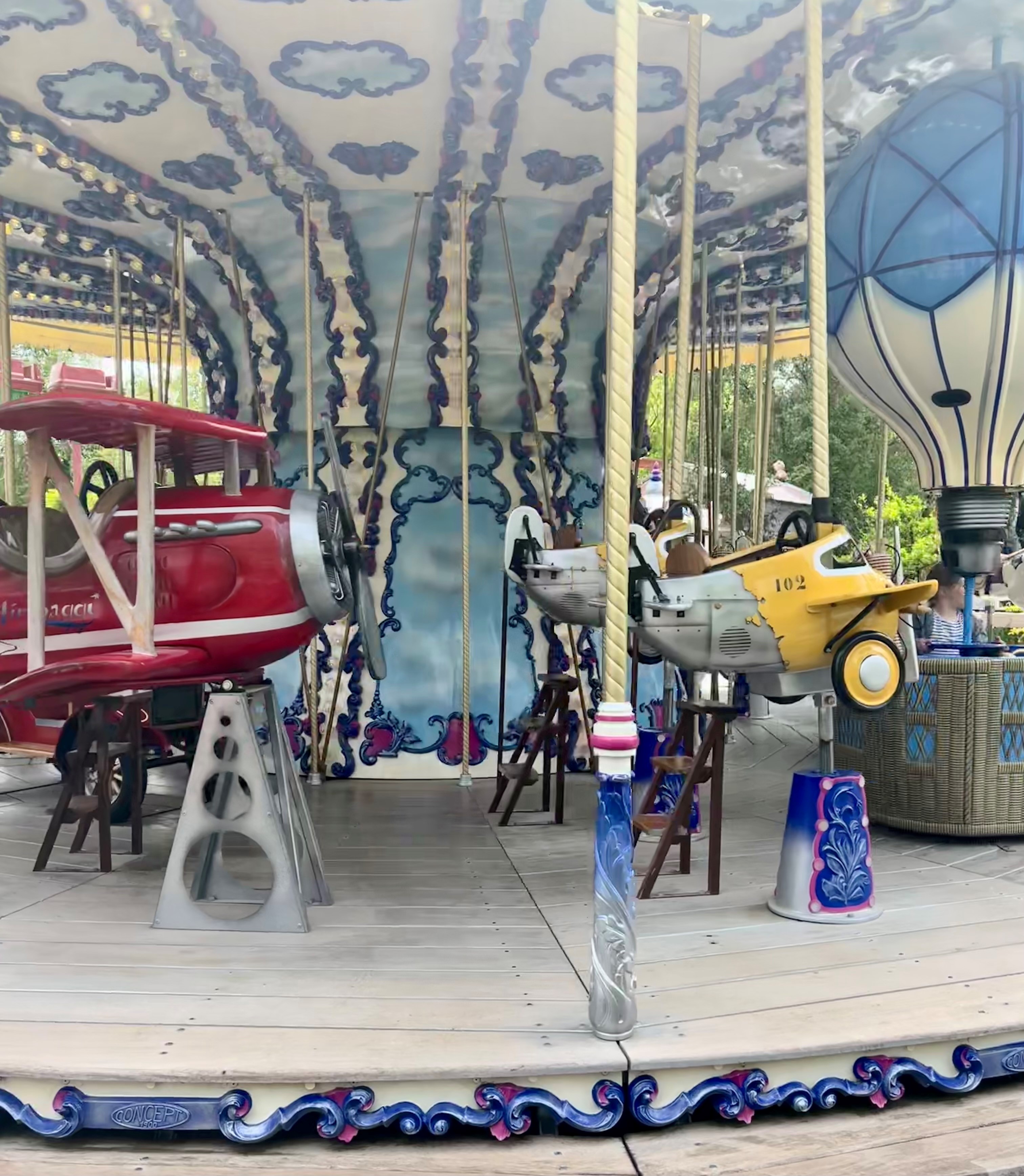 Zoom sur les avions du Carrousel du parc Bagatelle, attraction indispensable dans tout parc de loisirs