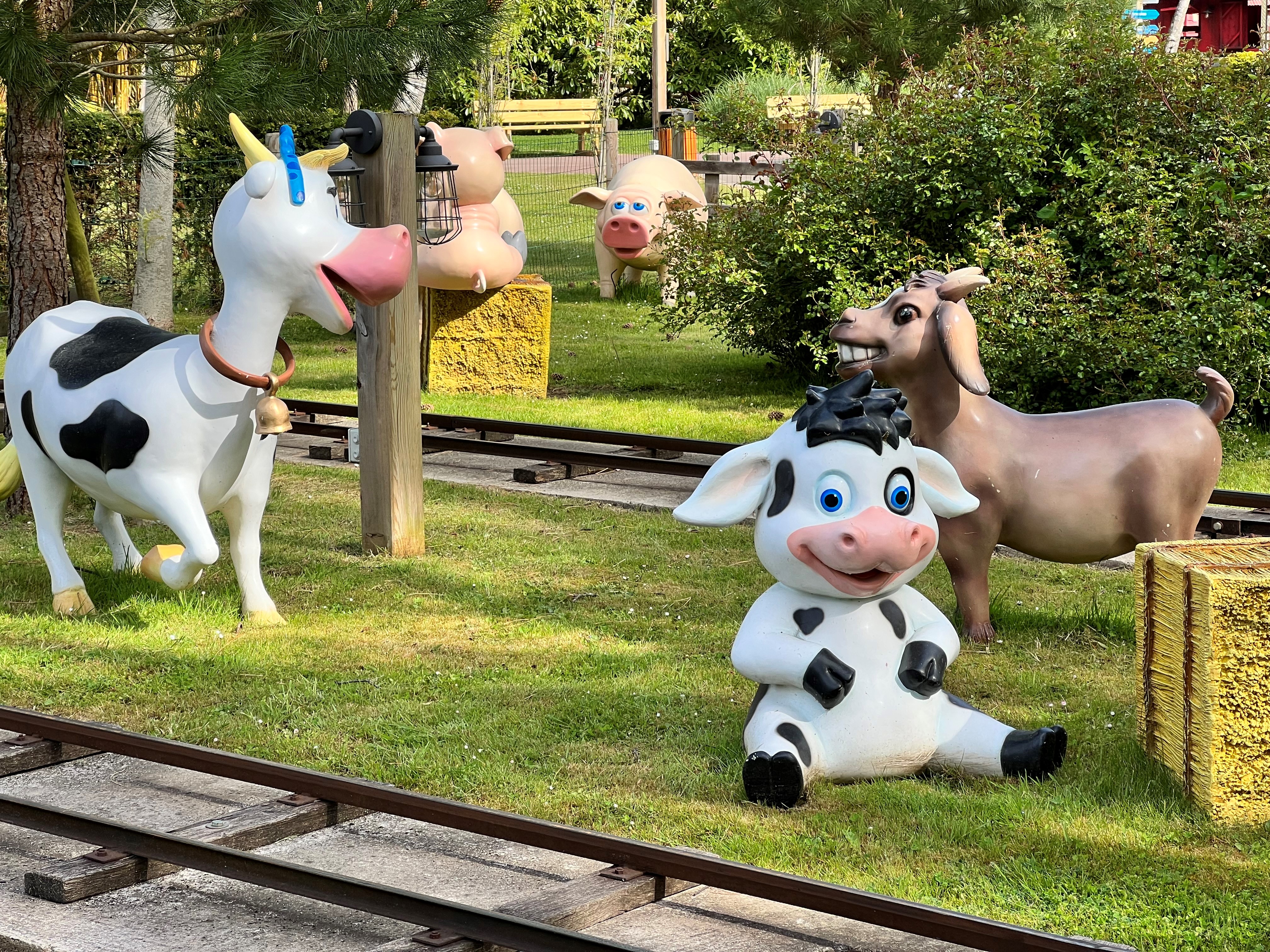 Photo des animaux servant de décoration à l'attraction des Cochons, l'attraction des tous-petits au parc Bagatelle
