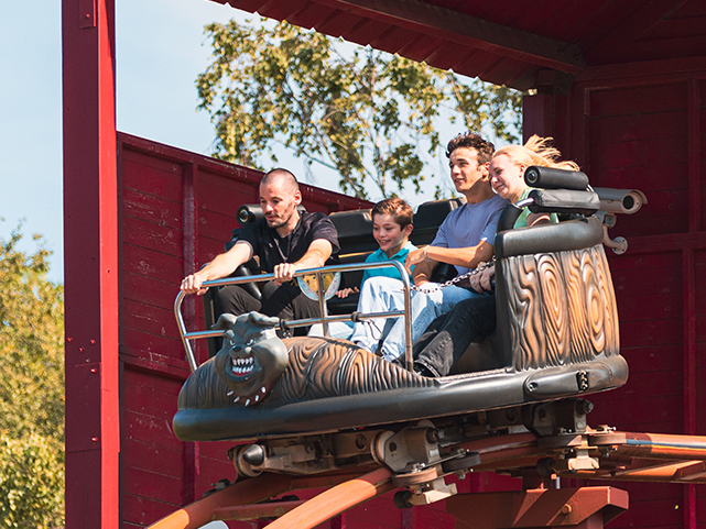 Photo de 4 visiteurs dans un véhicule du Famous Jack, l'attraction speed mouse du parc Bagatelle