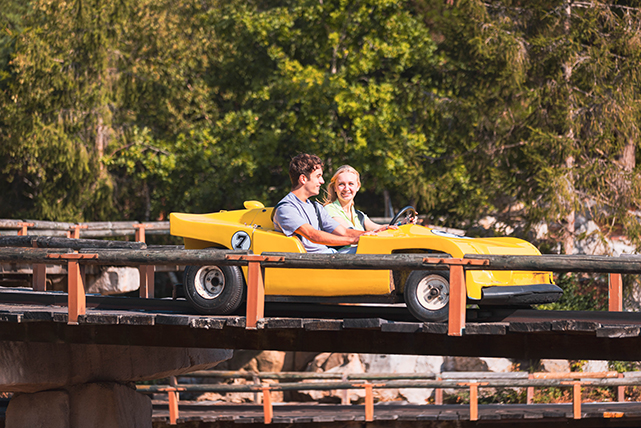 Voiture Jaune du Grand Prix sur le pont en bois du parcours du grand prix