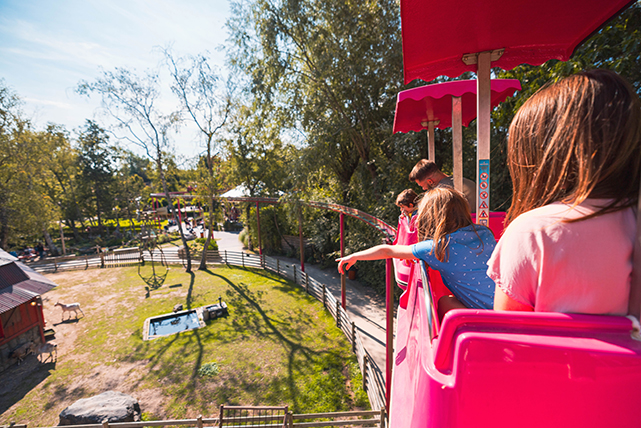 Vue depuis le Monorail sur la Ferme des petits Amis au parc bagatelle