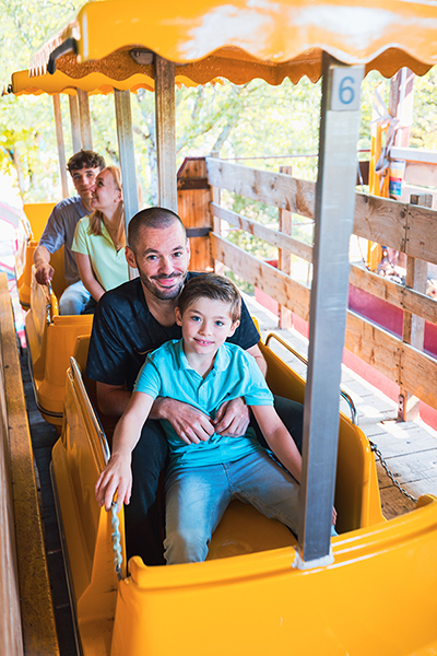Véhicule jaune du monorail au parc bagatelle avec des visiteurs