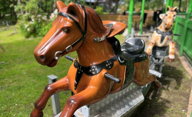 Zoom sur l'un des chevaux utilisés pour l'attraction O'Galop, le parcours à cheval mécanique du parc Bagatelle
