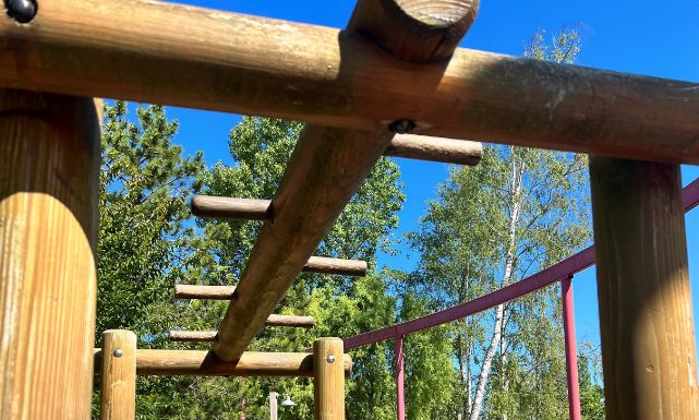 Photo d'un élément en bois du Parcours Aventure, le parcours de sport accessible aux enfants