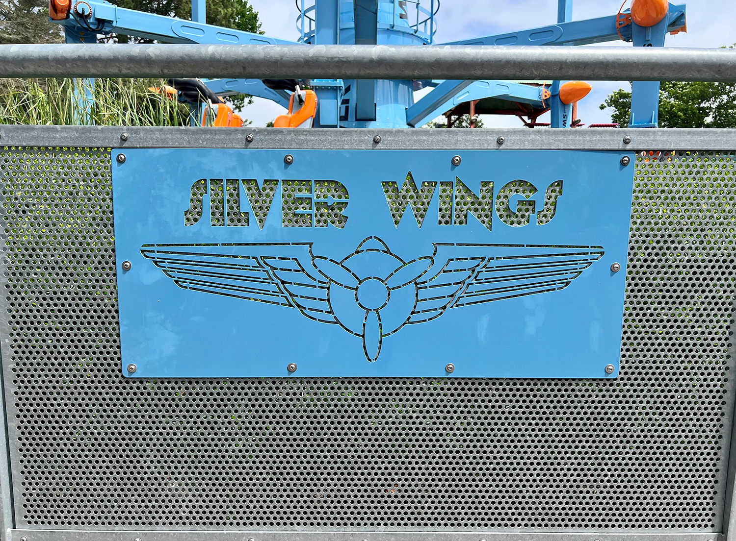 Photo de l'enseigne du Silver Wings, une attraction à sensations fortes du parc Bagatelle