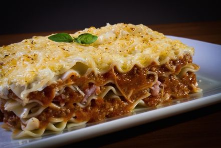 Photo d'une lasagne bolognaise pour illustrer le menu Famous Jack disponible pour les groupes venant au parc Bagatelle