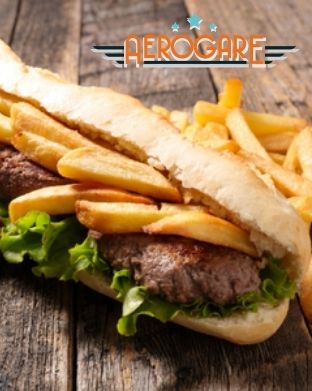 Photo d'un sandwich Américain disponible à l'Aérogare avec logo de l'Aérogare, le point de restauration rapide du parc Bagatelle