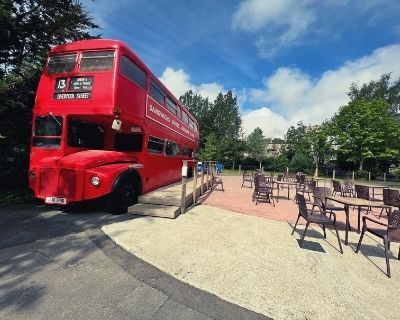 Entrée et terrasse du snack le Bus, un restaurant du parc Bagatelle