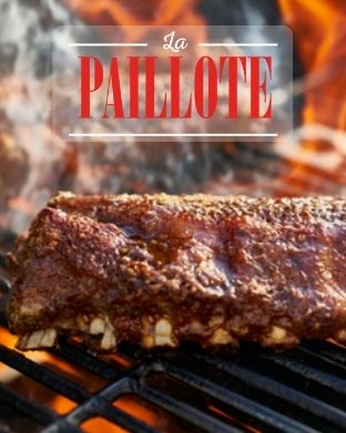 Photo d'une viande cuite au barbecue disponible à la Paillote avec logo de la Paillotte, le point de restauration barbecue du parc Bagatelle