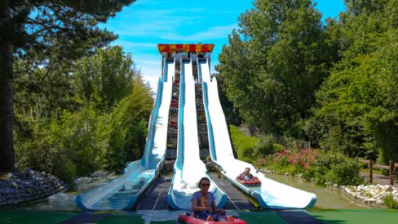 Photo des 3 toboggans du Rapido, une attraction iconique du parc Bagatelle