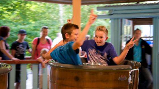 Photo de plusieurs enfants dans l'un des chaudrons du Tournicotti, les tasses du parc Bagatelle