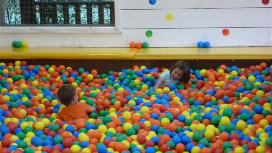 Photo de l'intérieur de la piscine à boules du parc Bagatelle avec des enfants jouant avec les balles de couleurs
