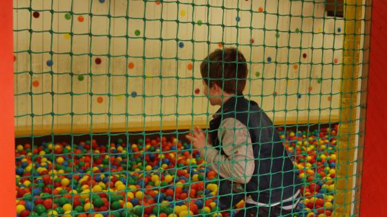 Photo d'un enfant jouant à l'intérieur de la piscine à boules du parc Bagatelle