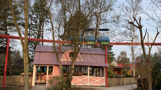 Photo du bâtiment des Cochons avec le Monorail passant au-dessus