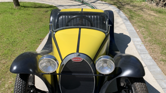 Zoom sur le véhicule jaune des Fous du Volant, un circuit de voiture automatisé