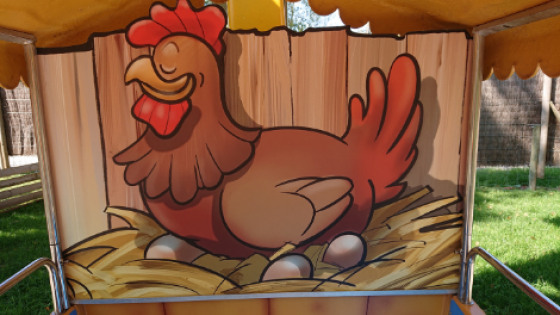 Zoom sur le décor d'un des paniers de la Petite Roue sur le thème de la poule et des œufs