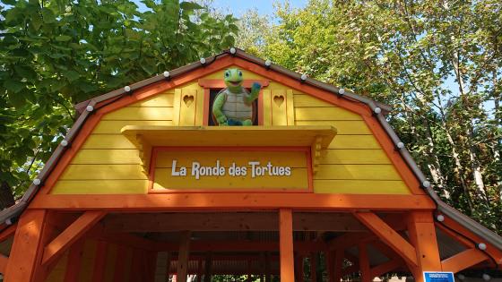 Zoom sur l'enseigne de la Ronde des Tortues, une attraction pour les bout'choux