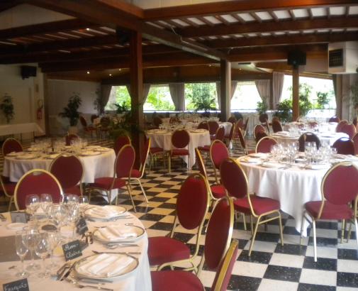 Photo des tables rondes dressées à la Marotte, lieu d'accueil pour les événements au parc Bagatelle