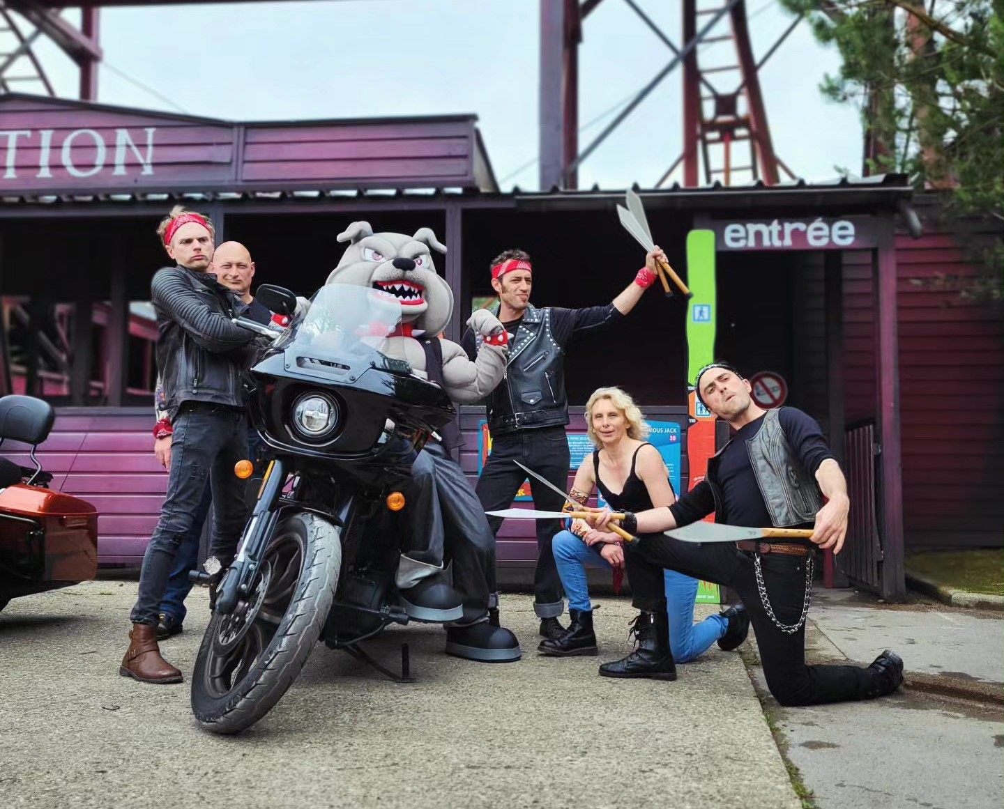Jack et sa bande de bikers débarquent à l'attraction Famous Jack